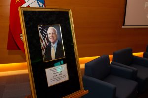 Pagerbė JAV politiko atminimą – URM atidaryta J. McCaino vardo salė