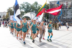 Baltijos kelio estafetė: tarp būrio bėgikų – jaunuoliai ir tikri veteranai