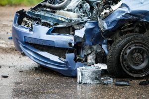 Kėdainių rajone – tragiška avarija: automobilis trenkėsi į namo sieną, žuvo vairuotojas