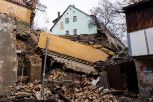 Vilniaus savivaldybės komisija tirs, kodėl Paupio gatvėje nuvirto namo siena