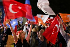 Po dramatiškos nakties Turkija ruošiasi istoriniam antrajam prezidento rinkimų turui