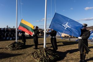 Vilniuje vyksiančio NATO viršūnių susitikimo logotipe – stilizuotas Vytis
