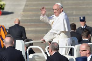 Paskelbė maršrutą: popiežių bus galima pamatyti ir riedantį papamobiliu