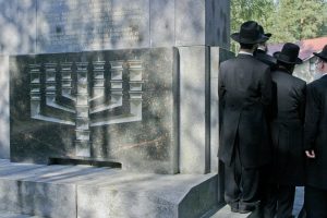 Vilniaus valdžia žada perkelti elektros pastotei panaudotus žydų antkapius