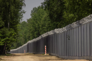 Lenkija Baltarusijos pasienyje pastatė 140 km ilgio tvorą