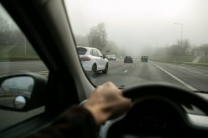 Kelininkai įspėja: naktį eismo sąlygas vakarų Lietuvoje sunkins rūkas