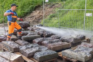 Iš sostinės Tauro kalno laiptų išmontuoti žydų antkapiai grįžta į kapines 