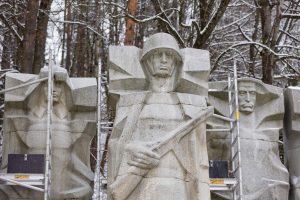 Antakalnio kapinėse nukeltos sovietinės skulptūros – Grūto parkui