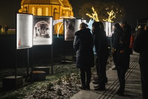 Šalia Zapyškio bažnyčios atidaryta unikali istorinių fotografijų paroda