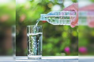 Įvardijo negalavimus, kuriuos gali pagydyti stiklinė vandens