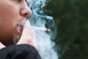 Suomijos rūkalius visiškai speičia į kampą