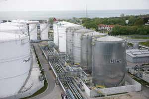 Seimas pritarė siūlymui naftos produktus laikyti tik nacionaliniam saugumui svarbiose saugyklose