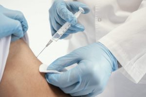 EVA rekomendavo leisti naudoti raupų vakciną skiepijimui nuo beždžionių raupų