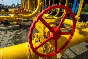 Rusiškų dujų srautas per Ukrainą į Europą mažėja, sustabdžius vieną dujotiekio šaką