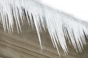 Įspėja: varvekliai ir sniego nuošliaužos gali tapti nelaimės priežastimi