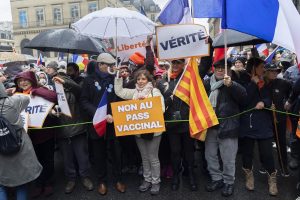 Į Prancūzijos gatves išėjo daugiau kaip 100 tūkst. koronaviruso ribojimais nepatenkintų žmonių