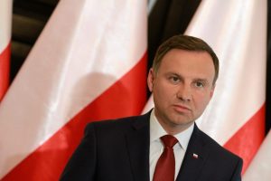 Lenkijos prezidentas nori uždrausti tos pačios lyties asmenims įsivaikinti