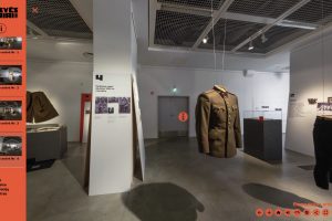 Atkurtų partizanų uniformų parodą galima aplankyti ir su virtualios realybės akiniais