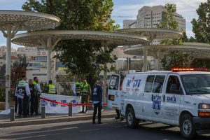 Per išpuolį Jeruzalėje nušauti trys žmonės, dar keli – sužeisti