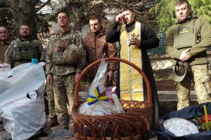 Ukrainoje kariaujantis kunigas: Dievas sako – „nežudyk“, bet mes ginamės!