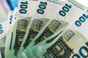 Medikų atlyginimų priedams už birželį pervesta 9,7 mln. eurų