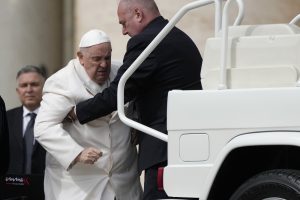 Popiežius Pranciškus naktį praleido ligoninėje, bet sveikata gerėja