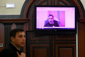 Pasiligojęs M. Saakašvilis vaizdo ryšiu pasirodė Sakartvelo teisme
