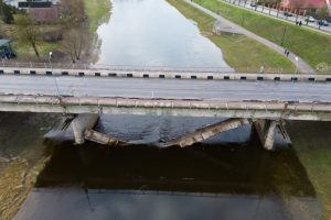 Kėdainiuose griuvęs tiltas per Nevėžį vėl uždarytas dėl saugos priemonių pažeidimo