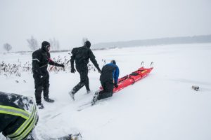 Vilniuje išgelbėtas į ežerą įlūžęs žmogus