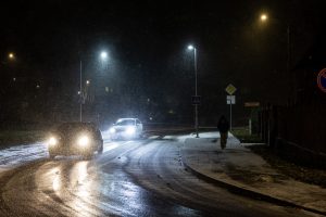Naktį eismo sąlygas Lietuvoje sunkins snygis