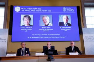 Nobelio chemijos premija atiteko trims mokslininkams už bioortogonalinės chemijos vystymą