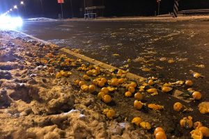 Kauniečiai netveria džiaugsmu: ant kelio pabiro mandarinai