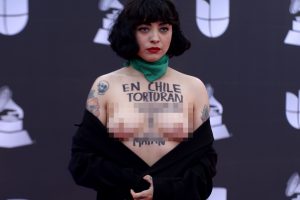 Ant „Grammy“ kilimo dainininkė Mon Laferte demonstravo apnuogintas krūtis