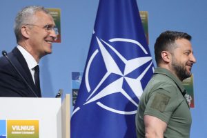 V. Zelenskis sako su NATO vadovu aptaręs grūdų koridoriaus blokavimo panaikinimą