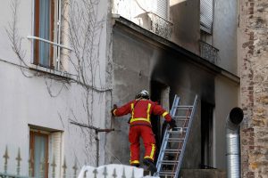 Per gaisrą netoli Paryžiaus žuvo trys žmonės, tarp sužeistųjų – ir vaikas