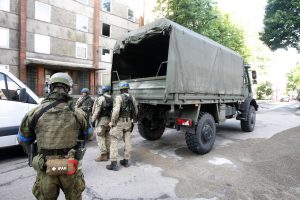 Karas Ukrainoje priverčia nerimauti ir lietuvius: panikuoti nereikia, bet rengtis verta