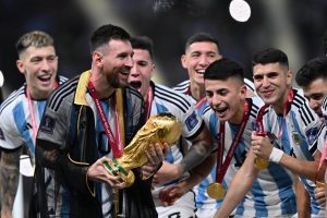 Švenčiantys Argentinos futbolininkai pasišaipė iš K. Mbappe