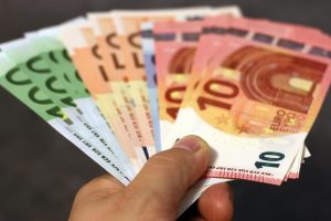 Seimas linkęs biudžetininkų bazinę algą didinti iki 181 euro