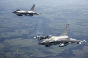 NATO naikintuvai du kartus lydėjo Rusijos karinius lėktuvus