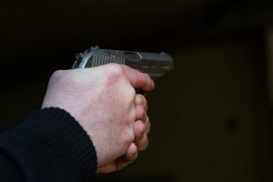 Per konfliktą Vilniaus kieme dujiniu pistoletu sužalotas vyras