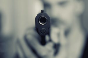 Trakų rajone aplinkosaugininkai vyro automobilyje rado neteisėtai turimą dujinį pistoletą