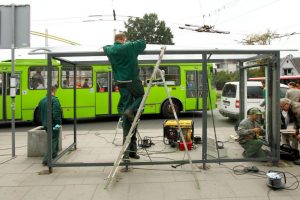 Kaune – ginčas tarp savivaldybės ir stotelių stogines įrengusios bendrovės