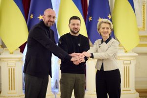 ES pripažįsta Ukrainos pastangas dėl narystės, ragina Kyjivą įgyvendinti daugiau reformų