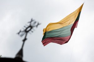 Neblaivus vyras ant žemės numetė Lietuvos vėliavą, nulaužė jos stiebą