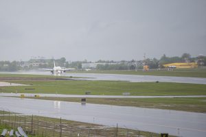 Vilniuje nusileido lėktuvas iš Minsko: paaiškino to priežastį