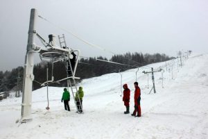 Klaipėdos rajone gyventojai plūsta slidinėti: per dieną – keli šimtai aistruolių