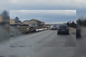 Klaipėdos rajone policijos ekipažą taranavęs automobilis kelionę baigė griovyje