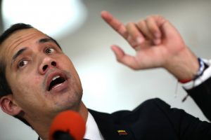 J. Guaido pasmerkė Venesuelos režimą, saugumo pajėgoms blokavus patekimą į parlamentą