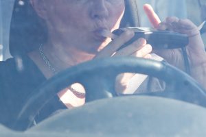 Teismas sumažino neblaiviai vairavusiai moteriai skirtą teisių atėmimo terminą