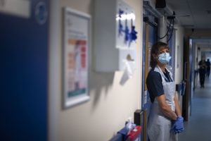 Britų ekspertai įspėja dėl milžiniškų pacientų eilių